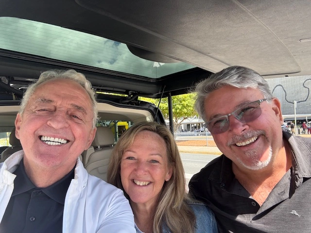 brisbane-luxury-tours-customers-with-david-the-founder